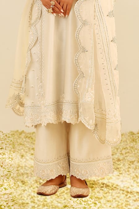 Sheetal Batra Ivory , Chanderi, Organza Embroidery Split V-neck Daisy Kurta Set Online at Aza Fashions Sheetal Batra_Ivory , Chanderi, Organza Embroidery Split V-neck Daisy Kurta Set _Online_at_Aza_Fashions