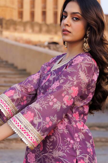 Bannhi By Priyanka Rathore_Purple Chanderi Embroidery V-neck Floral Printed Kurta Set _Online_at_Aza_Fashions
