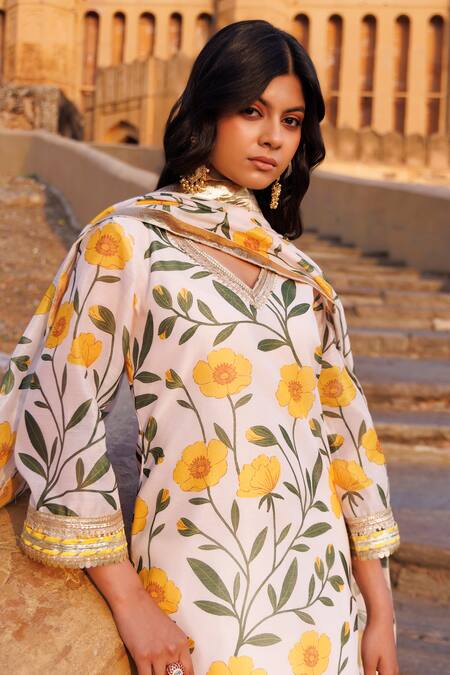 Bannhi By Priyanka Rathore Off White Chanderi V-neck Floral Printed Kurta Set at Aza Fashions Bannhi By Priyanka Rathore_Off White Chanderi V-neck Floral Printed Kurta Set _at_Aza_Fashions