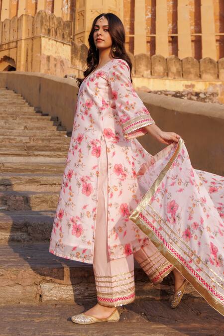 Bannhi By Priyanka Rathore Pink Chanderi Embroidery V-neck Floral Kurta Set at Aza Fashions Bannhi By Priyanka Rathore_Pink Chanderi Embroidery V-neck Floral Kurta Set _at_Aza_Fashions