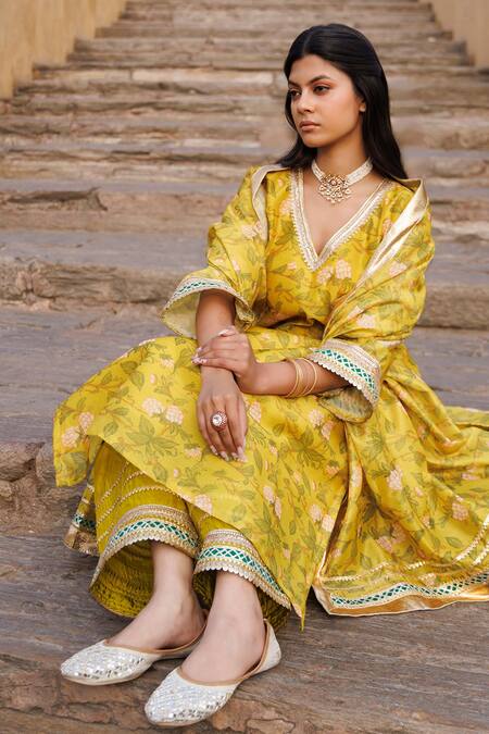 Bannhi By Priyanka Rathore_Yellow Chanderi Embroidery V-neck Printed Kurta Set _Online_at_Aza_Fashions