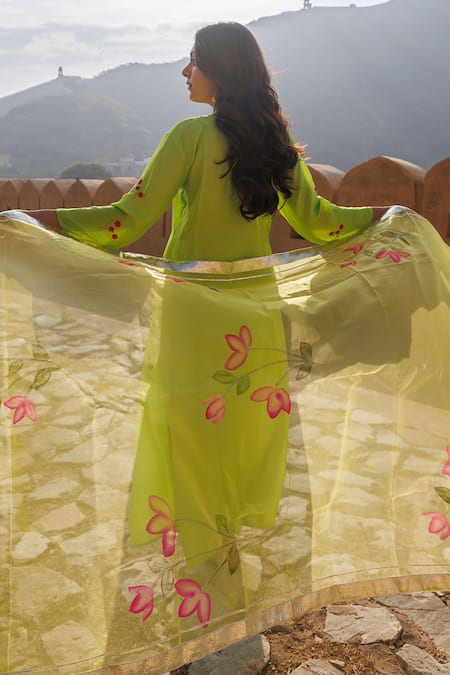 Bannhi By Priyanka Rathore_Green Embroidery V-neck Kurta Set With Dupatta _Online_at_Aza_Fashions