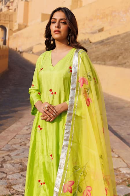 Buy_Bannhi By Priyanka Rathore_Green Embroidery V-neck Kurta Set With Dupatta _Online_at_Aza_Fashions