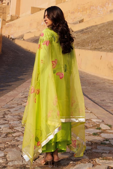 Shop_Bannhi By Priyanka Rathore_Green Embroidery V-neck Kurta Set With Dupatta _at_Aza_Fashions