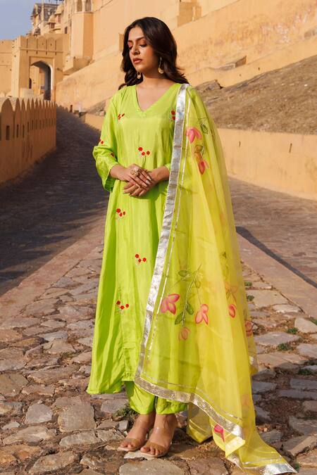 Shop_Bannhi By Priyanka Rathore_Green Embroidery V-neck Kurta Set With Dupatta _Online_at_Aza_Fashions