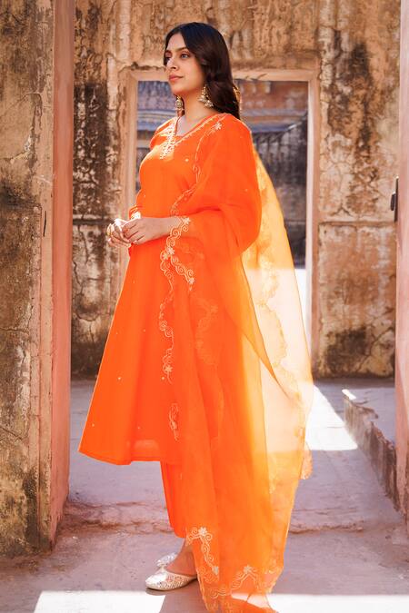 Bannhi By Priyanka Rathore Orange Cotton, Silk Embroidery V-neck Kurta Set at Aza Fashions Bannhi By Priyanka Rathore_Orange Cotton, Silk Embroidery V-neck Kurta Set _at_Aza_Fashions
