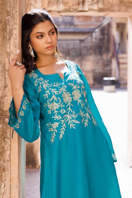 Bannhi By Priyanka Rathore_Blue Embroidery Uppada Silk Kurta Set _Online_at_Aza_Fashions