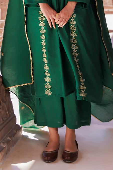 Bannhi By Priyanka Rathore_Green Chanderi Embroidery V-neck Anarkali Set _Online_at_Aza_Fashions