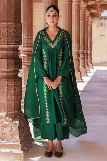 Buy_Bannhi By Priyanka Rathore_Green Chanderi Embroidery V-neck Anarkali Set _Online_at_Aza_Fashions