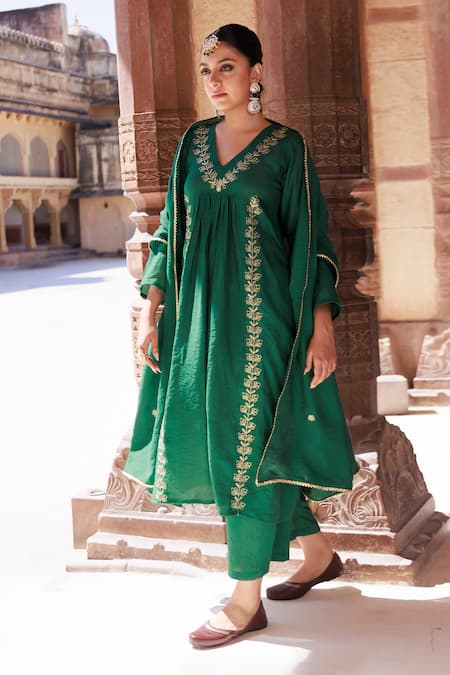 Shop_Bannhi By Priyanka Rathore_Green Chanderi Embroidery V-neck Anarkali Set _Online_at_Aza_Fashions