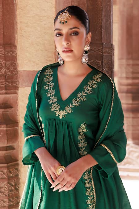 Bannhi By Priyanka Rathore_Green Chanderi Embroidery V-neck Anarkali Set _at_Aza_Fashions