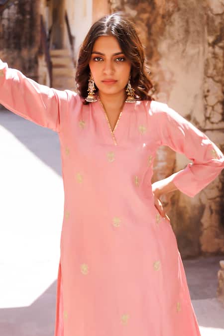 Bannhi By Priyanka Rathore_Pink Embroidery V-neck Kurta Set _Online_at_Aza_Fashions