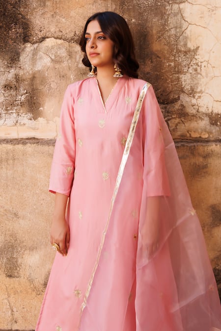 Buy_Bannhi By Priyanka Rathore_Pink Embroidery V-neck Kurta Set _Online_at_Aza_Fashions