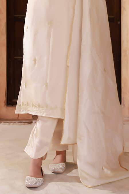 Bannhi by Priyanka Rathore_Ivory Tissue, Georgette Embroidery V-neck Kurta Set _Online_at_Aza_Fashions