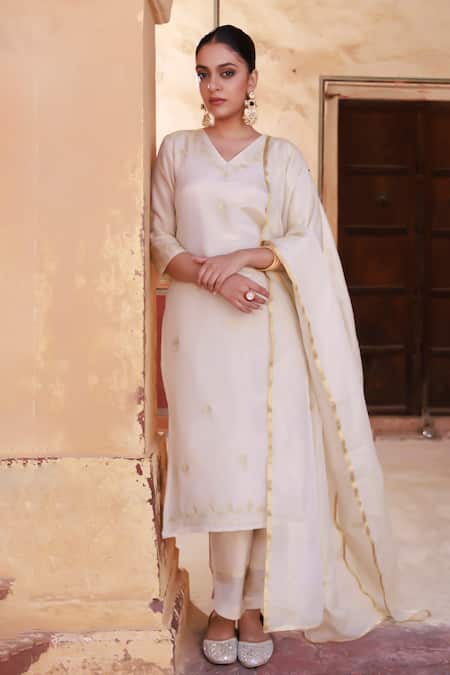 Buy_Bannhi by Priyanka Rathore_Ivory Tissue, Georgette Embroidery V-neck Kurta Set _Online_at_Aza_Fashions