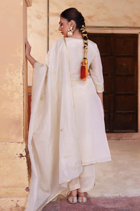 Shop_Bannhi by Priyanka Rathore_Ivory Tissue, Georgette Embroidery V-neck Kurta Set _at_Aza_Fashions