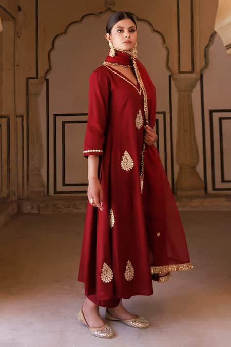 Bannhi by Priyanka Rathore_Maroon Cotton, Silk Embroidery, Sequins V-neck Kurta Set _Online_at_Aza_Fashions