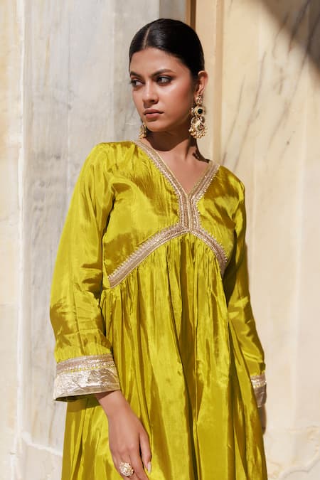 Bannhi By Priyanka Rathore_Green Embroidery V-neck Kurta Set With Dupatta _Online_at_Aza_Fashions