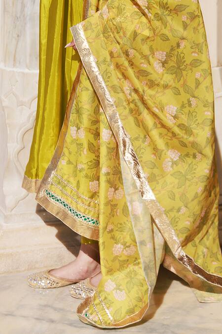 Buy_Bannhi By Priyanka Rathore_Green Embroidery V-neck Kurta Set With Dupatta _Online_at_Aza_Fashions