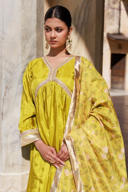 Shop_Bannhi By Priyanka Rathore_Green Embroidery V-neck Kurta Set With Dupatta _Online_at_Aza_Fashions