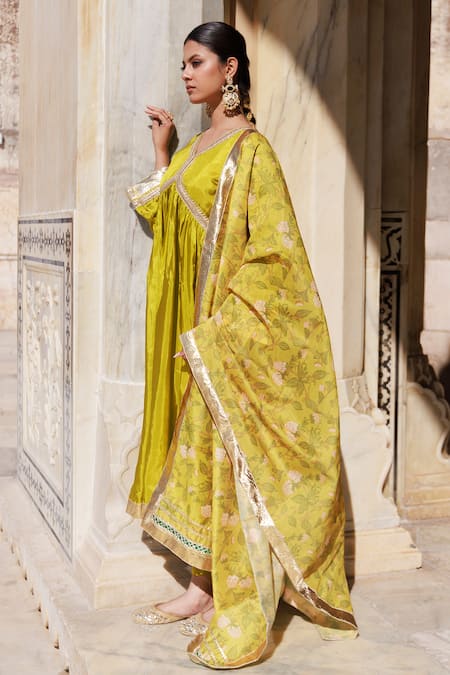 Bannhi By Priyanka Rathore_Green Embroidery V-neck Kurta Set With Dupatta _at_Aza_Fashions