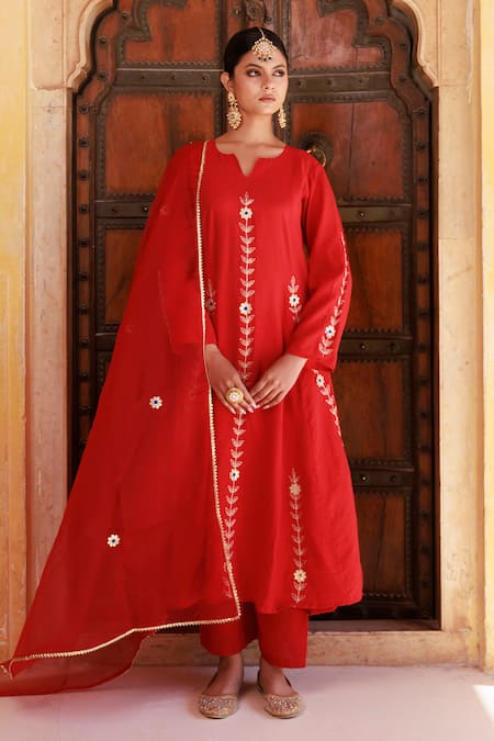 Bannhi By Priyanka Rathore_Red Chanderi Embroidery Split V-neck Anarkali Set With Dupatta _Online_at_Aza_Fashions