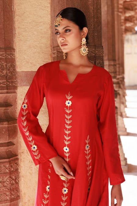 Buy_Bannhi By Priyanka Rathore_Red Chanderi Embroidery Split V-neck Anarkali Set With Dupatta _Online_at_Aza_Fashions