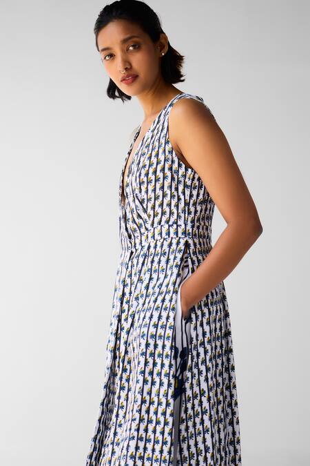 Buy_Cotton And Clay_White Cotton V-neck Printed Kurta And Trouser Set _Online_at_Aza_Fashions