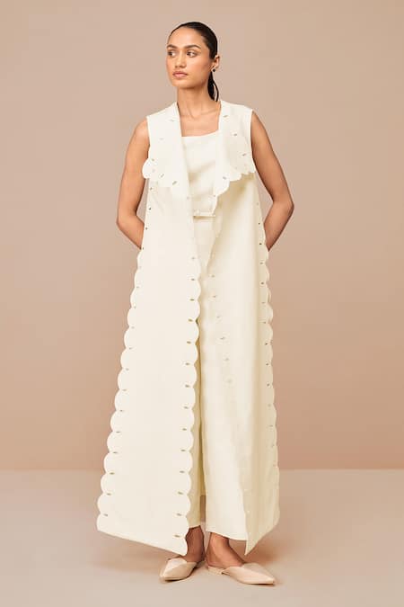 Buy Ampm Ivory Cotton, Linen Cleo Scalloped Throw Set Online at Aza Fashions Buy_Ampm_Ivory Cotton, Linen Cleo Scalloped Throw Set _Online_at_Aza_Fashions