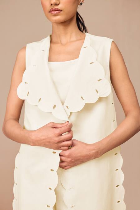 Buy Ampm Ivory Cotton, Linen Cleo Scalloped Throw Set Buy_Ampm_Ivory Cotton, Linen Cleo Scalloped Throw Set