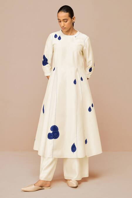 Buy_Ampm_Ivory Chanderi Embroidery Round Neck Ophira Kurta Set