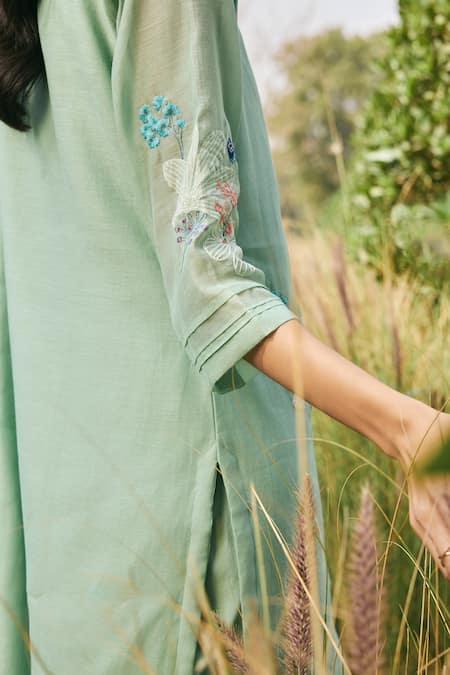 Vaayu_Green Muslin Embroidery V-neck Kurta Set _Online_at_Aza_Fashions