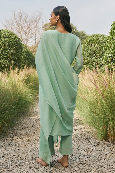 Shop_Vaayu_Green Muslin Embroidery V-neck Kurta Set _at_Aza_Fashions