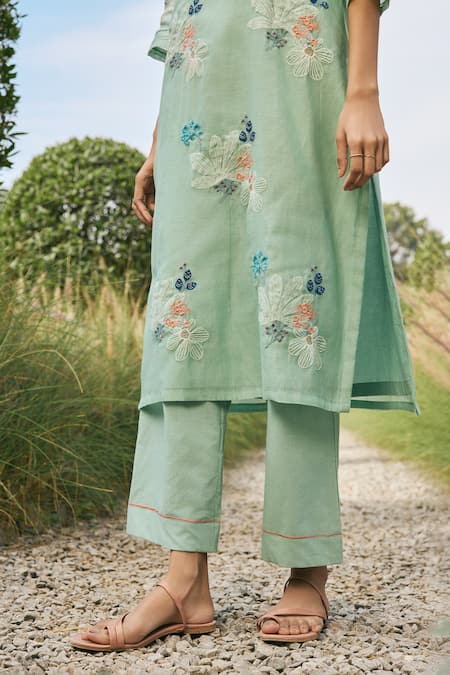 Buy_Vaayu_Green Muslin Embroidery V-neck Kurta Set _Online_at_Aza_Fashions
