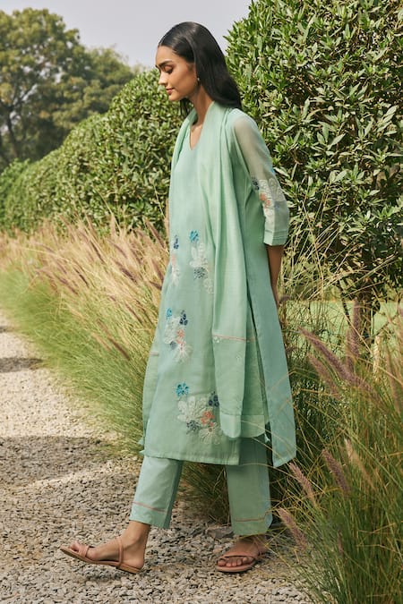 Shop_Vaayu_Green Muslin Embroidery V-neck Kurta Set _Online_at_Aza_Fashions