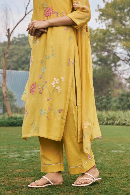Buy_Vaayu_Yellow Muslin Embroidery Round Neck Kurta Set _Online_at_Aza_Fashions