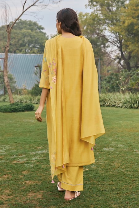 Shop_Vaayu_Yellow Muslin Embroidery Round Neck Kurta Set _at_Aza_Fashions