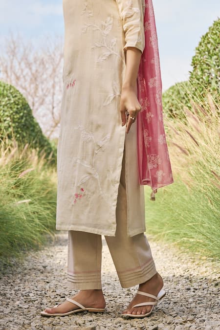 Buy_Vaayu_Beige Muslin Embroidery V-neck And Pink Cotton Kurta Set _Online_at_Aza_Fashions