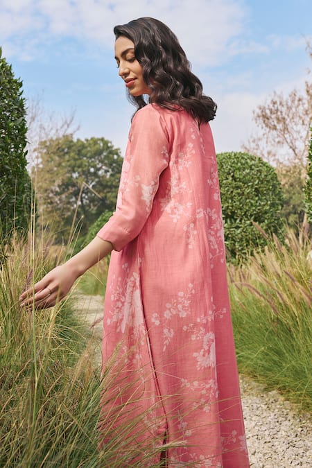 Shop_Vaayu_Pink Muslin Round Neck Printed Kurta Set _Online_at_Aza_Fashions
