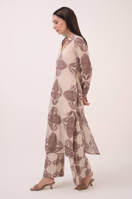 Ruchi Marodia Beige Cotton Split V-neck Printed Kurta Set Online at Aza Fashions Ruchi Marodia_Beige Cotton Split V-neck Printed Kurta Set _Online_at_Aza_Fashions