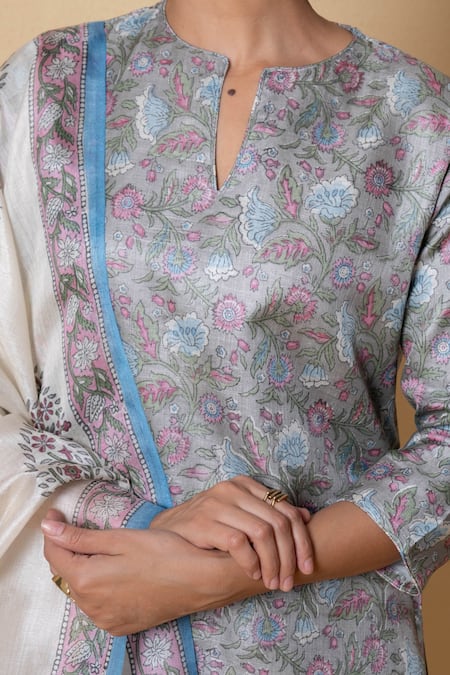 Kameez_Gray Tussar Round Neck Printed Silk Kurta And Dupatta Set _at_Aza_Fashions