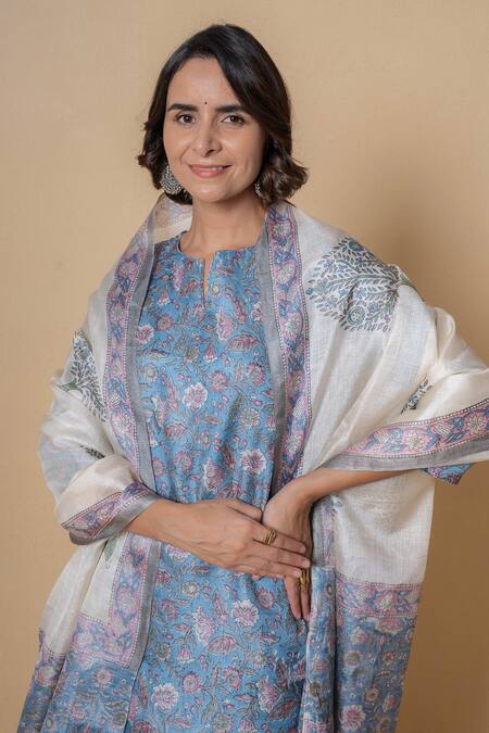 Kameez Blue Tussar Tassels Split V-neck Printed Kurta With Dupatta at Aza Fashions Kameez_Blue Tussar Tassels Split V-neck Printed Kurta With Dupatta _at_Aza_Fashions