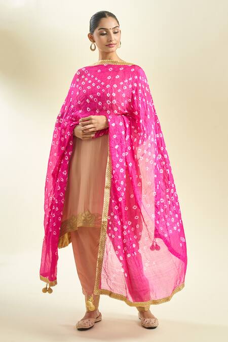 Samyukta Singhania Embroidered Pink Silk Blend Bandhani Print Dupatta at Aza Fashions Samyukta Singhania_Embroidered Pink Silk Blend Bandhani Print Dupatta_at_Aza_Fashions