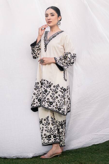 Daljit Sudan_Beige Handloom Cotton Embroidery V-neck Phiran Kurta And Pant Set _Online_at_Aza_Fashions