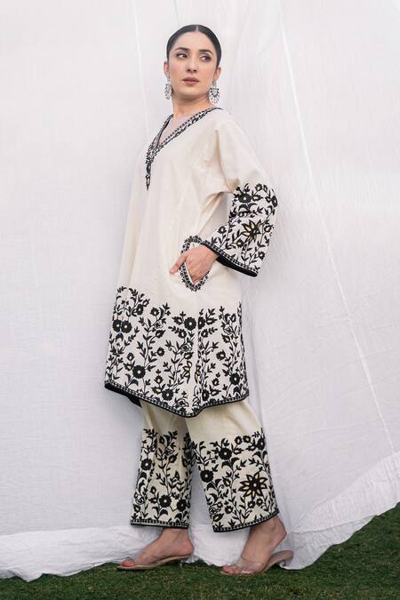 Buy_Daljit Sudan_Beige Handloom Cotton Embroidery V-neck Phiran Kurta And Pant Set _Online_at_Aza_Fashions