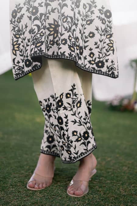 Daljit Sudan_Beige Handloom Cotton Embroidery V-neck Phiran Kurta And Pant Set _at_Aza_Fashions