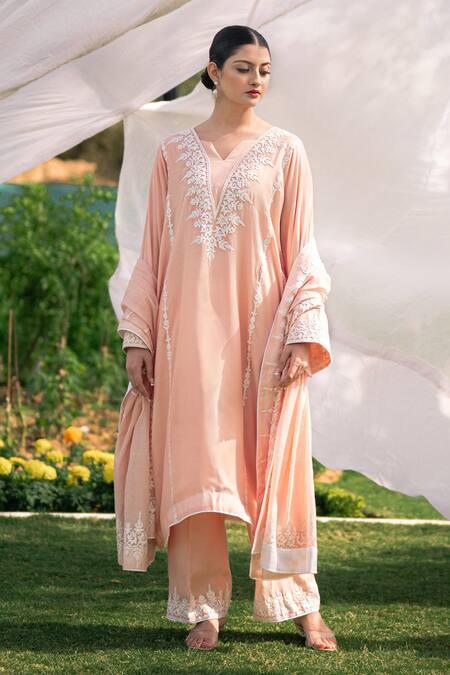 Daljit Sudan Peach Muslin, Silk, Chanderi Embroidery V-neck Kurta Set With Dupatta Online at Aza Fashions Daljit Sudan_Peach Muslin, Silk, Chanderi Embroidery V-neck Kurta Set With Dupatta _Online_at_Aza_Fashions