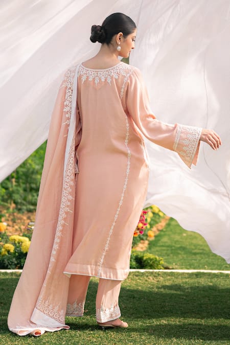 Shop Daljit Sudan Peach Muslin, Silk, Chanderi Embroidery V-neck Kurta Set With Dupatta at Aza Fashions Shop_Daljit Sudan_Peach Muslin, Silk, Chanderi Embroidery V-neck Kurta Set With Dupatta _at_Aza_Fashions