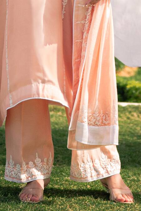 Daljit Sudan Peach Muslin, Silk, Chanderi Embroidery V-neck Kurta Set With Dupatta at Aza Fashions Daljit Sudan_Peach Muslin, Silk, Chanderi Embroidery V-neck Kurta Set With Dupatta _at_Aza_Fashions