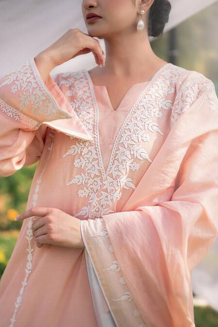 Buy Daljit Sudan Peach Muslin, Silk, Chanderi Embroidery V-neck Kurta Set With Dupatta Buy_Daljit Sudan_Peach Muslin, Silk, Chanderi Embroidery V-neck Kurta Set With Dupatta